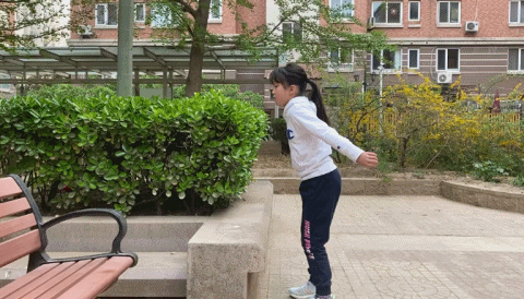 跳台阶蛙跳摆臂深蹲纵跳收腹跳15米折返跑肺活量练习:吹纸巾握力训练