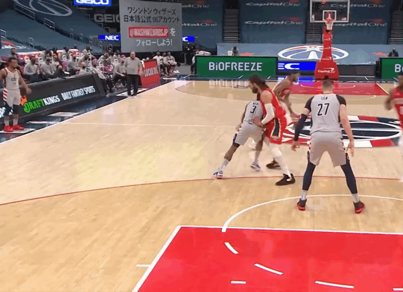 三节比赛进行到5分34秒,英格拉姆妙传锡安完成双手暴扣次节比赛进行到