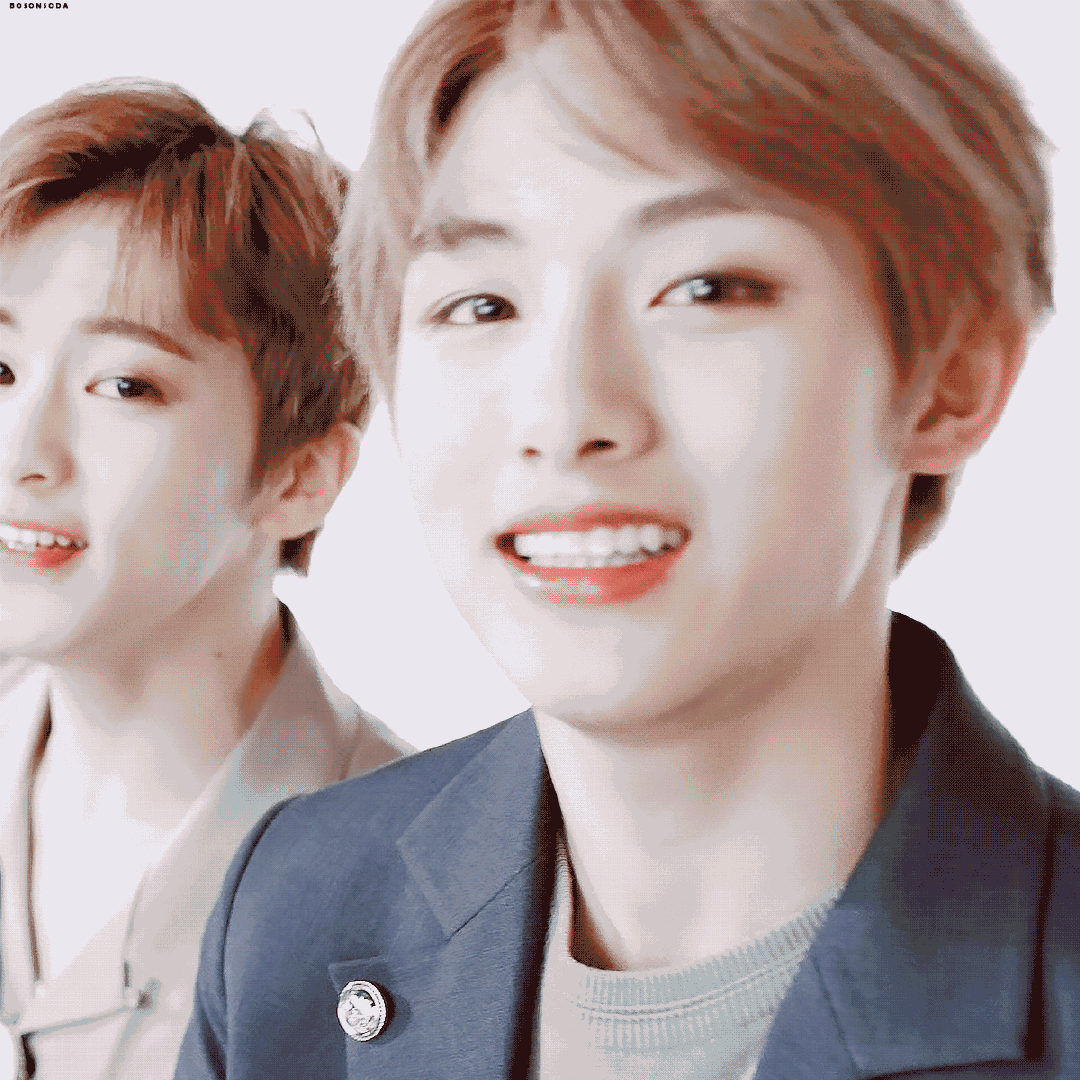 董思成被拍深夜路边抽烟同行女子疑是刘令姿男爱豆生活太丰富