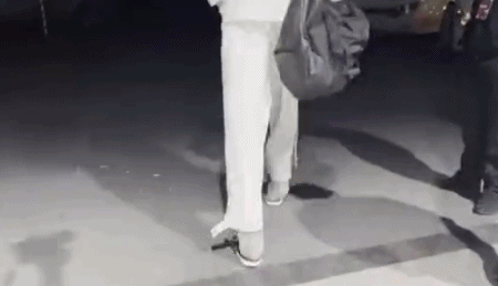 纪录!独自上大巴,走路一瘸一拐,背影落寞