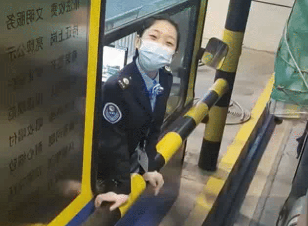 收费员小姐姐超治愈笑容火了网友也就看了几十遍吧