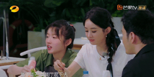 因为一个扒拉菜的动作,赵丽颖在网络上掀起了关于吃饭礼仪的激烈讨论