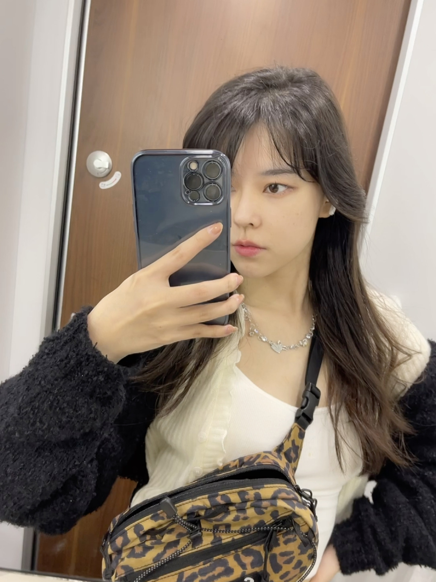 网红沫子直播失误不小心暴露自己家的大浴室看见瓶瓶罐罐后网友表示似