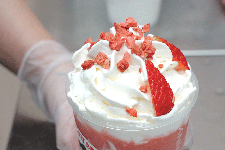 甄选龙井茶叶,不仅香气鲜嫩,而且滋味更加甘醇,6大颗轻甜草莓毫不心疼