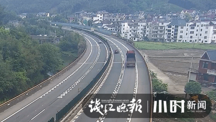 4月26日清晨7点,g4012溧宁高速龙向k416 800米(遂昌段)附近,一辆疾驰