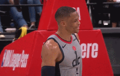 比赛还有2分来钟,湖人直接举白旗投降了,当时我龟笑得那叫一个挑衅