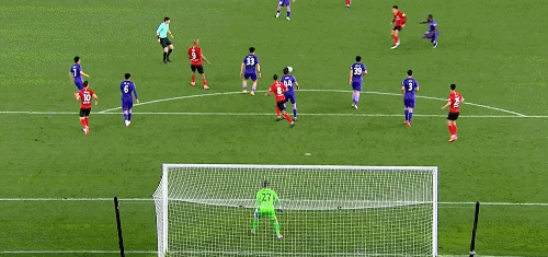 比赛第80分钟,张宇峰弧顶处的一脚爆杆远射击中横梁弹出.