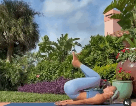 右手向前平举动作03重复练习10-12次后,换另外一侧左腿屈膝,膝盖触地