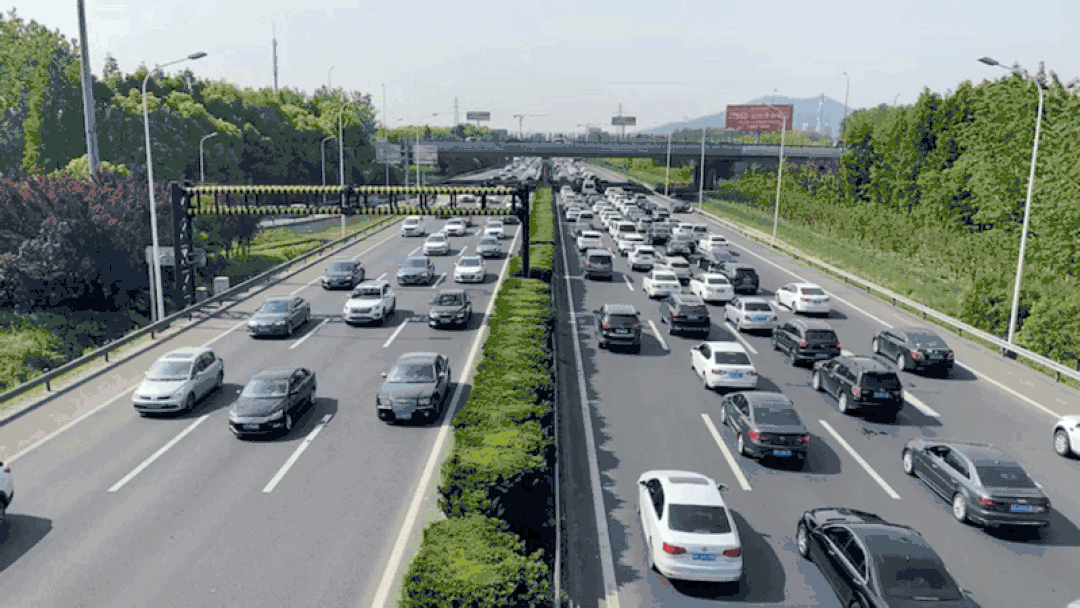 4547万辆长假首日全省高速流量再创新高