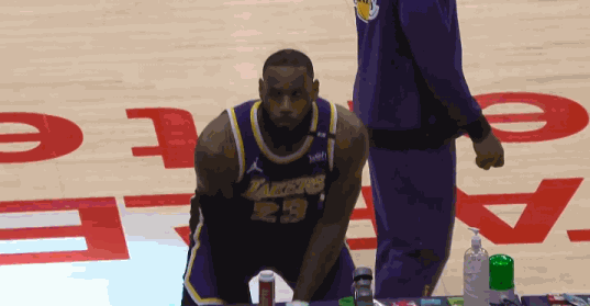 詹姆斯抛洒镁粉,宣告正式回归!