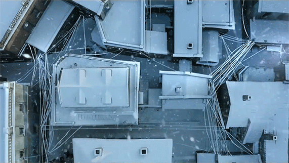 在哈尔滨市内的追逐镜头,俯拍镜头都让人挪不开眼大雪纷飞,林海雪原