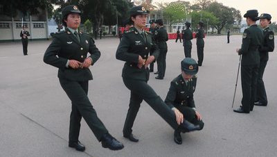 青春是七十五厘米,还记得最开始一令一动的队列动作,从走齐步同手同脚