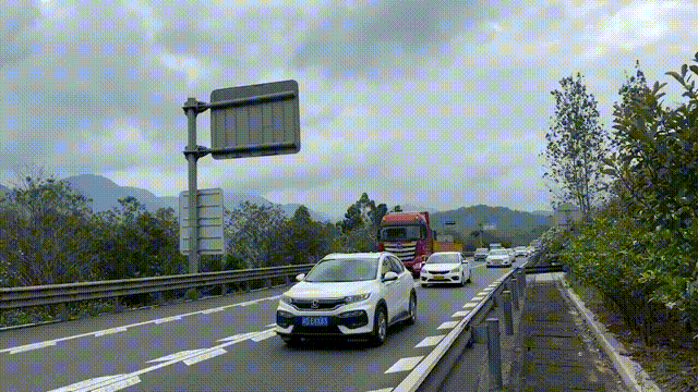 今天下午,泉南下行龙阁岭路段车流巨大,通行缓慢.