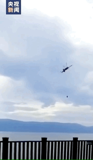 森林火灾清守火场,增湿作业中,一架直升飞机在取水过程中意外坠入洱海