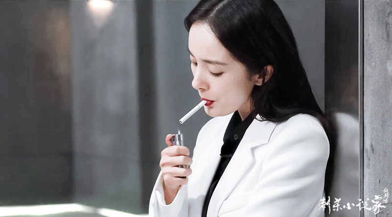 一出场就被她迷住,那抽烟的样子,真的病娇得不能再病娇了,幂幂真的好