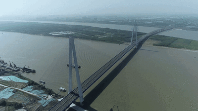 京九铁路九江长江大桥位于九江市浔阳区和湖北省黄冈市黄梅县之间