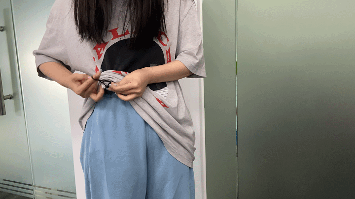 t恤翻起来,在内侧用皮筋扎一个小揪揪 ● 下摆调整到合适的位置