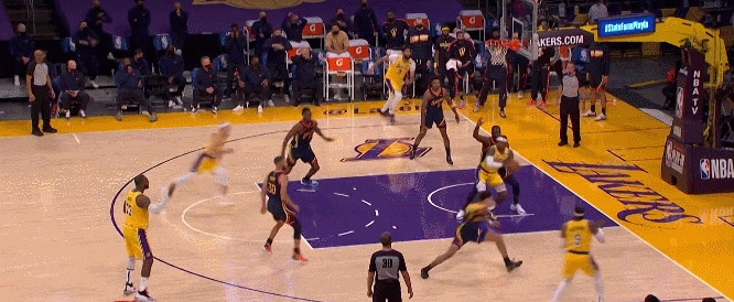 詹姆斯接球之后,库里扑防出来,詹姆斯没得选择迎着库里扔出了一记超远