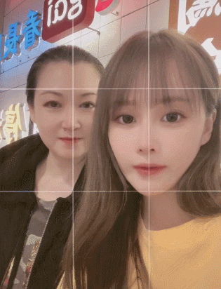 赵本山女儿与妈妈同框称姐俩儿56岁马丽娟皮肤紧致零皱纹状态好