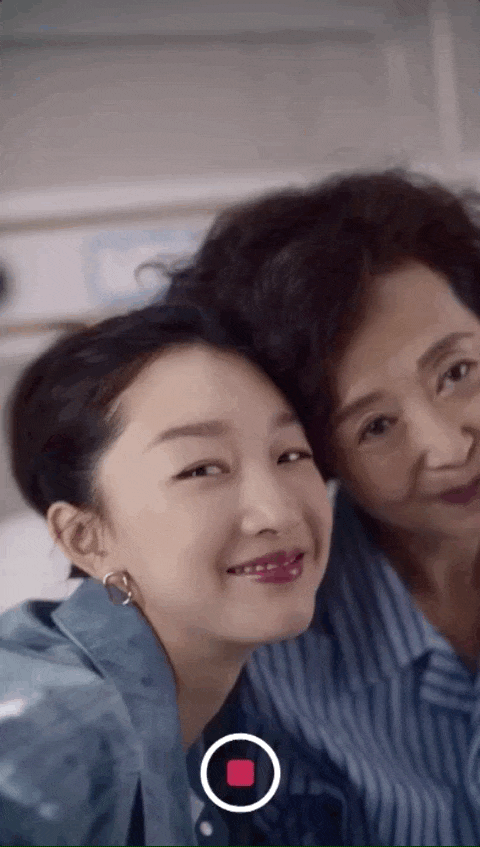 你还是毕业时的你吗」这段文案不仅让人很容易陷入自己对于毕业时光的