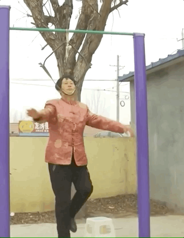 青岛的宋大妈利用她更简易的装置,一边吊着脖子,还一边扭秧歌.