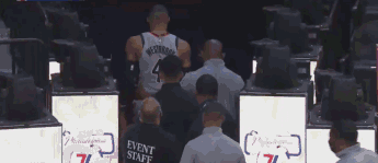 nba 扔爆米花＋吐口水！NBA现场观众为何无视规则？多名球星表达不满