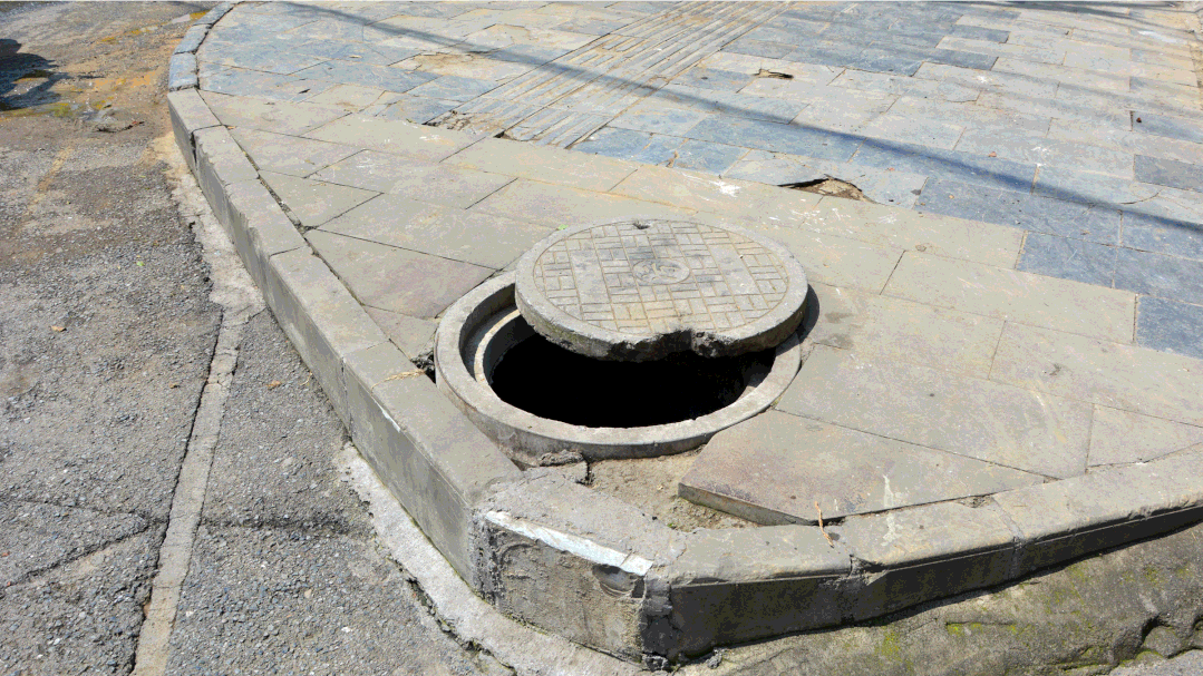 毕节城区多条道路井盖破损,检察院出手了