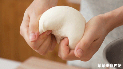 1大勺芝麻油搅拌,让豆腐提前入味家里没有搅拌机,可用筷子或叉子捣碎3