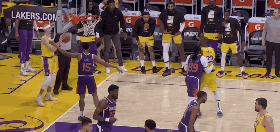 跟詹姆斯较劲结局如何老詹现场背打教学极限拉杆湖人板凳席炸了