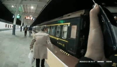 70岁老人独自坐火车为女儿过生日列车长回应了