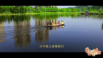 小船儿轻轻 飘荡在水中迎面吹来了凉爽的风做完了一天的功课我们来