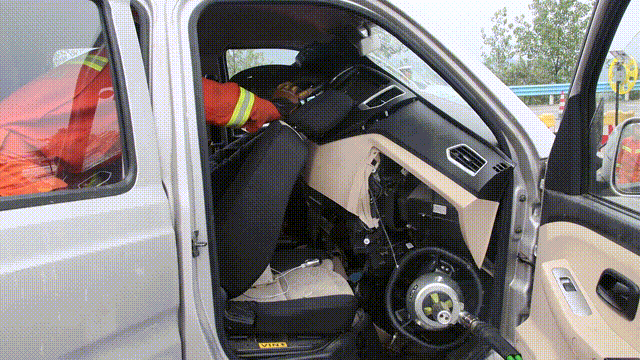 遵赤高速上一货车司机疲劳驾驶撞上高速护栏动弹不得