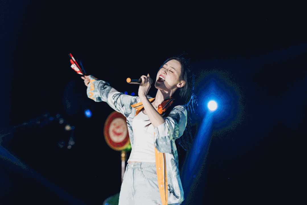 唐艺在莫愁村直播在仪式现场的演员们曼妙的舞姿和悠扬婉转的歌声向