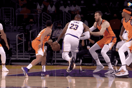 开场之后,湖人进入状态较早,在詹姆斯和安东尼·戴维斯都迅速冲击篮下