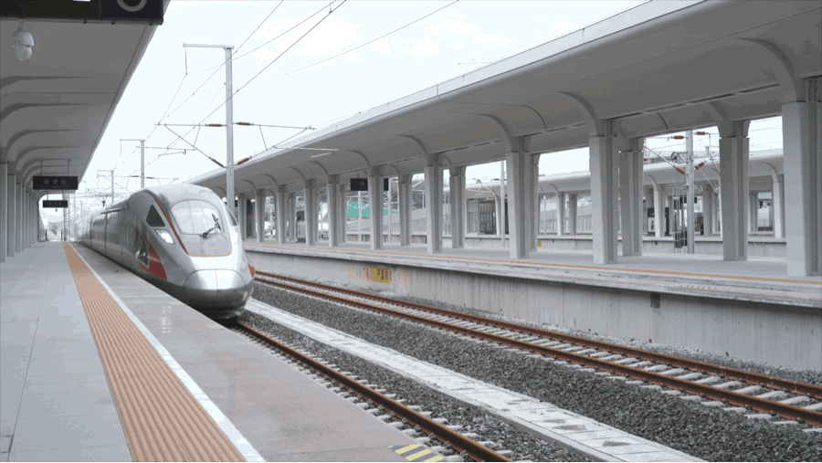 cr400af-2013"动车组近日,泸州高铁站复兴号高铁已驶入泸州境内据介绍