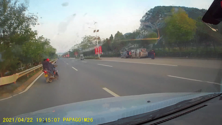 路猫猫村交叉路口发生一起小型客车与普通二轮摩托车相碰撞的交通事故