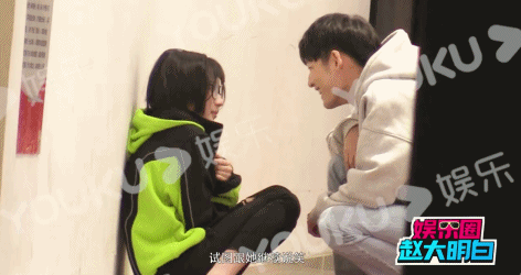 十指紧扣,拥抱,接吻,每一帧都诉说着年轻人恋爱的甜蜜.