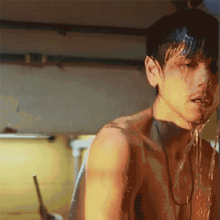 彭于晏洗澡戏花絮曝光 为角色狂瘦32斤脊椎骨突起_腾讯新闻