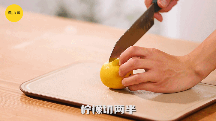 02水开后滴入柠檬汁;煮好后过滤出汤汁;取85g桃子水慢慢倒入木薯粉中