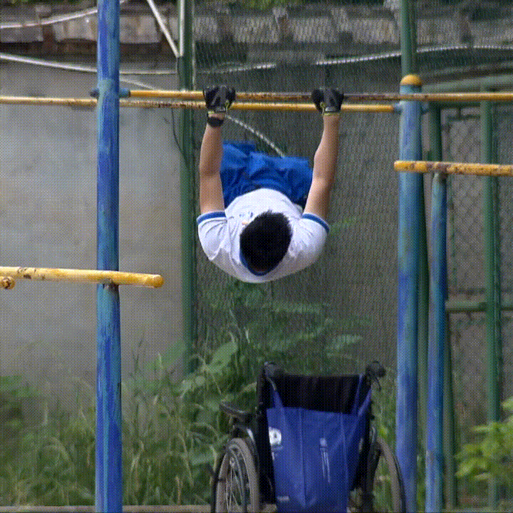 轮椅困不住他这个无腿少年让很多人自愧不如