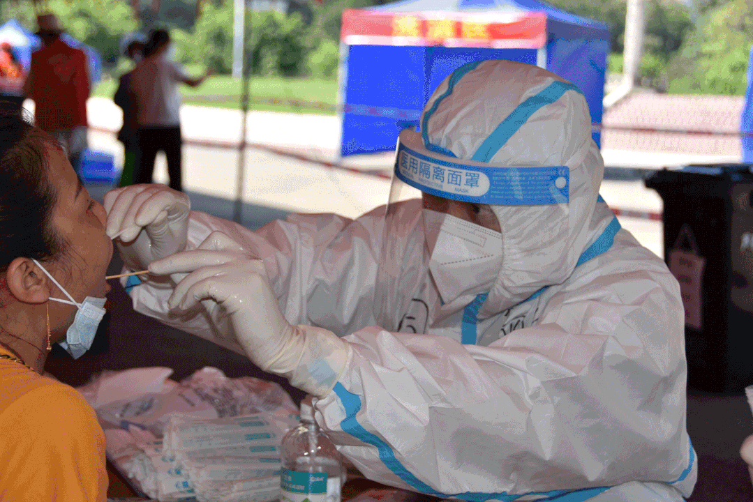 三水芦苞超额完成核酸检测采样任务98岁长者为医护人员送酸奶