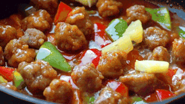 在菠萝大量上市的季节,饭店里都会有一道家常菜——菠萝咕噜肉.