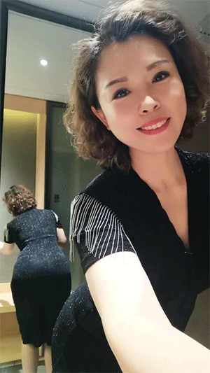 gif刚交的女朋友俏皮可爱可不要羡慕我