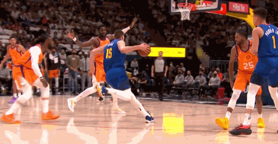 约基奇不满裁判的判罚,冲着裁判大声抱怨,领到一次技术犯规