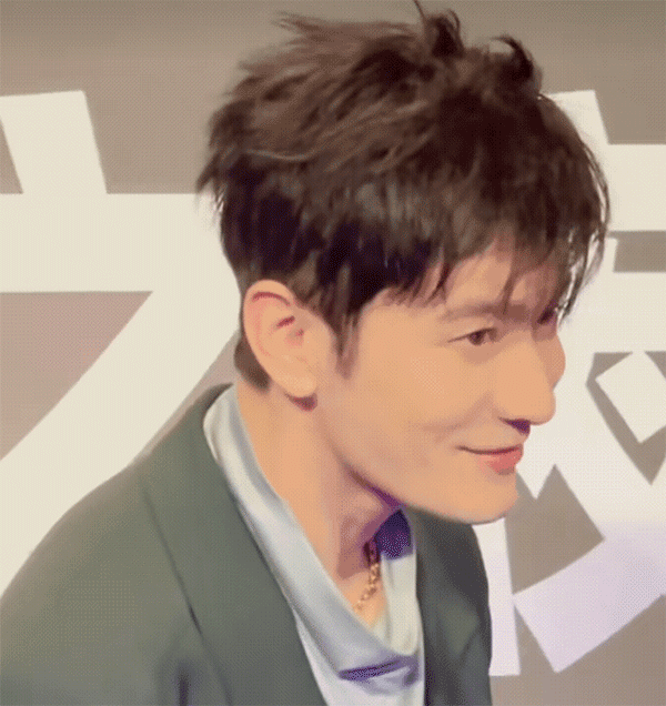 黄晓明不努力耍帅的时候,就帅了!