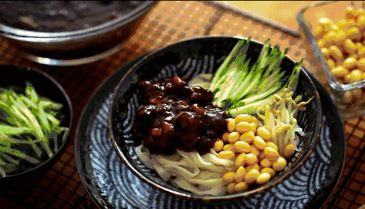 一碗炸酱面足以让人泪流满面