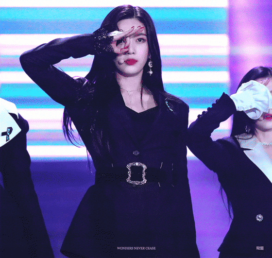 身高优势让她无论是舞台上还是现实中,都是一眼就能注意到的c位.