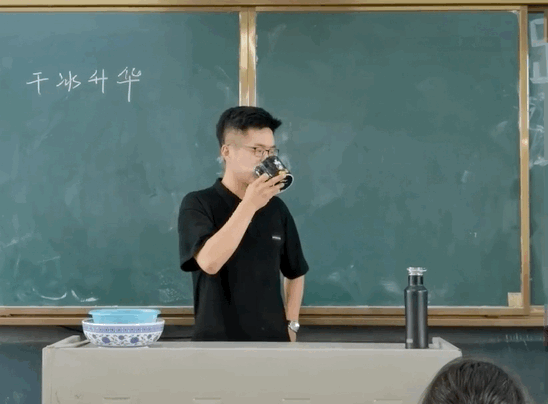 隔着玻璃也能吹灭蜡烛,这个物理老师是教魔术课的吧!?