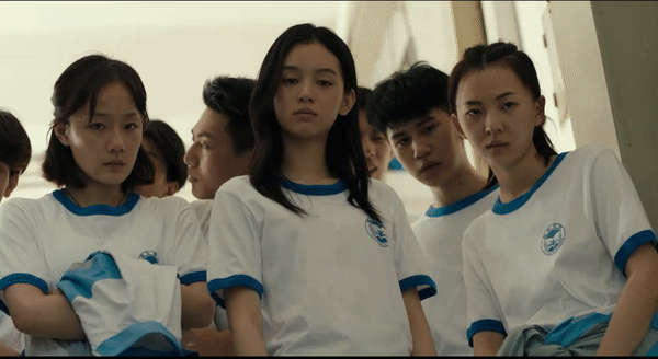 周也初次在大荧幕上出现,是2019年的《少年的你》,她在里面饰演一个