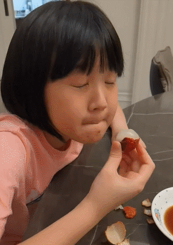陆毅晒二女儿搞怪日常小叶子用荔枝蘸酱油吃得津津有味一脸享受